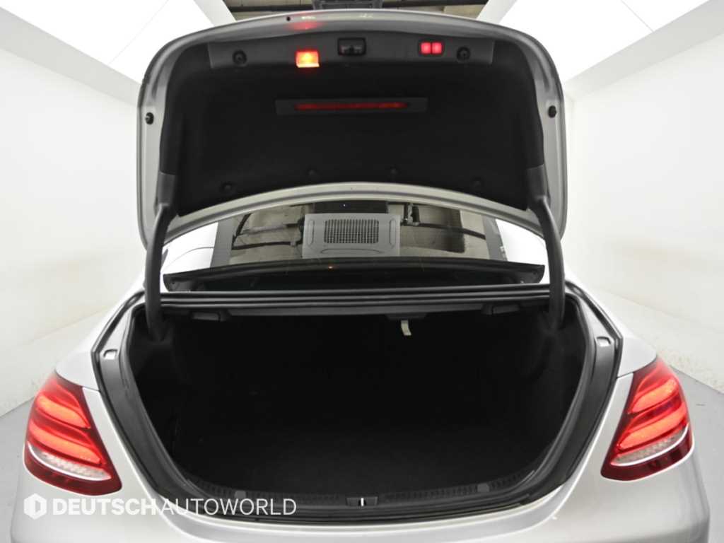 Mercedes-Benz E-Class — photo 19
