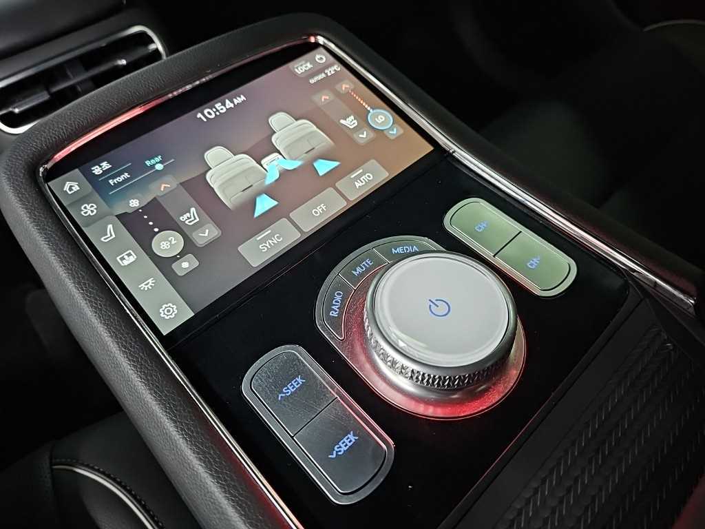 Genesis G90 — photo 12