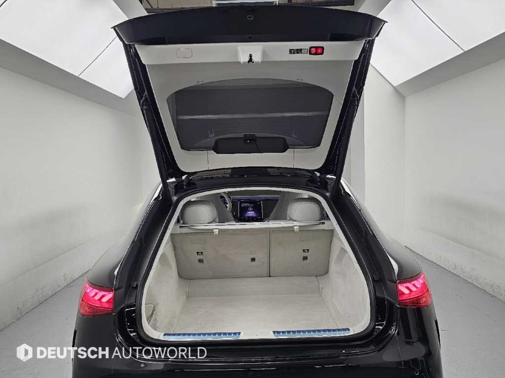 Mercedes-Benz EQS — photo 19