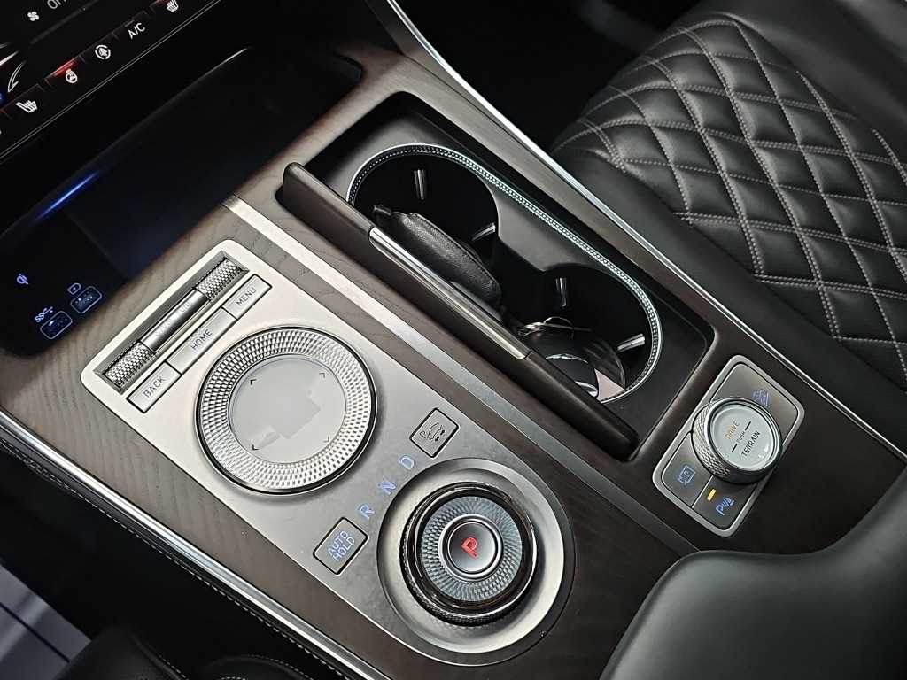 Genesis GV80 — photo 08