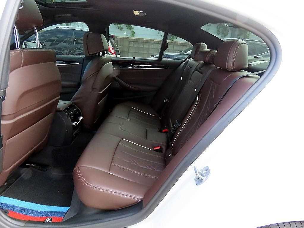 BMW 5-Series — photo 06