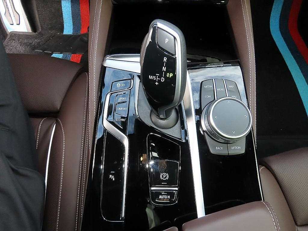BMW 5-Series — photo 09