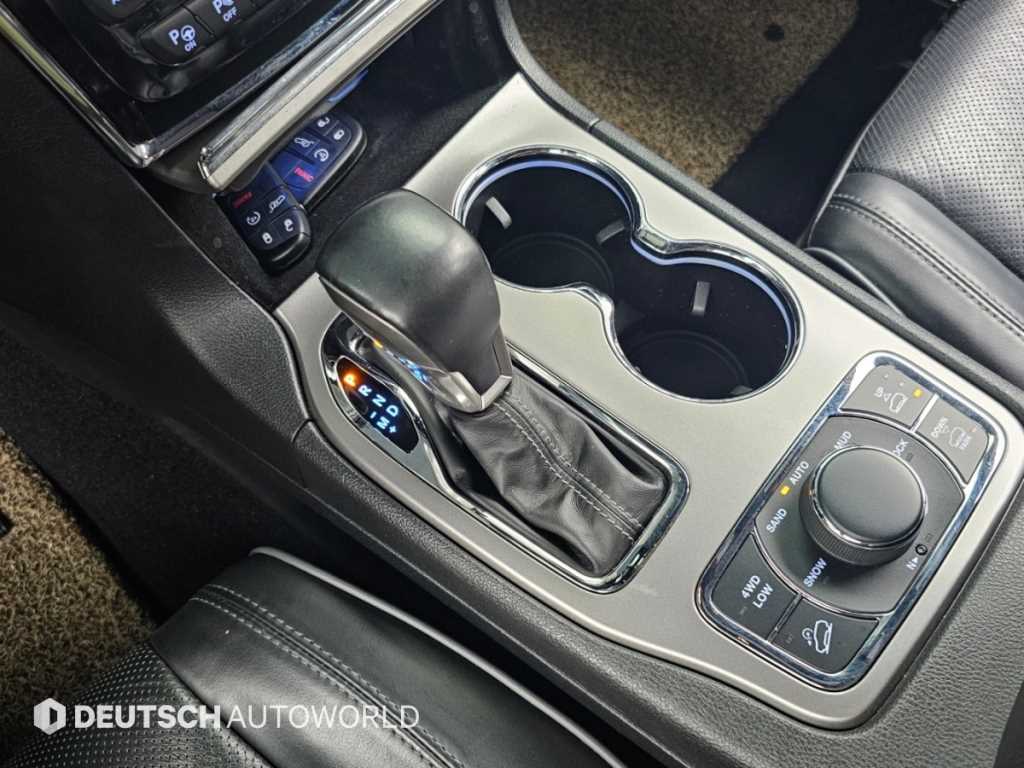 Jeep Cherokee — photo 09
