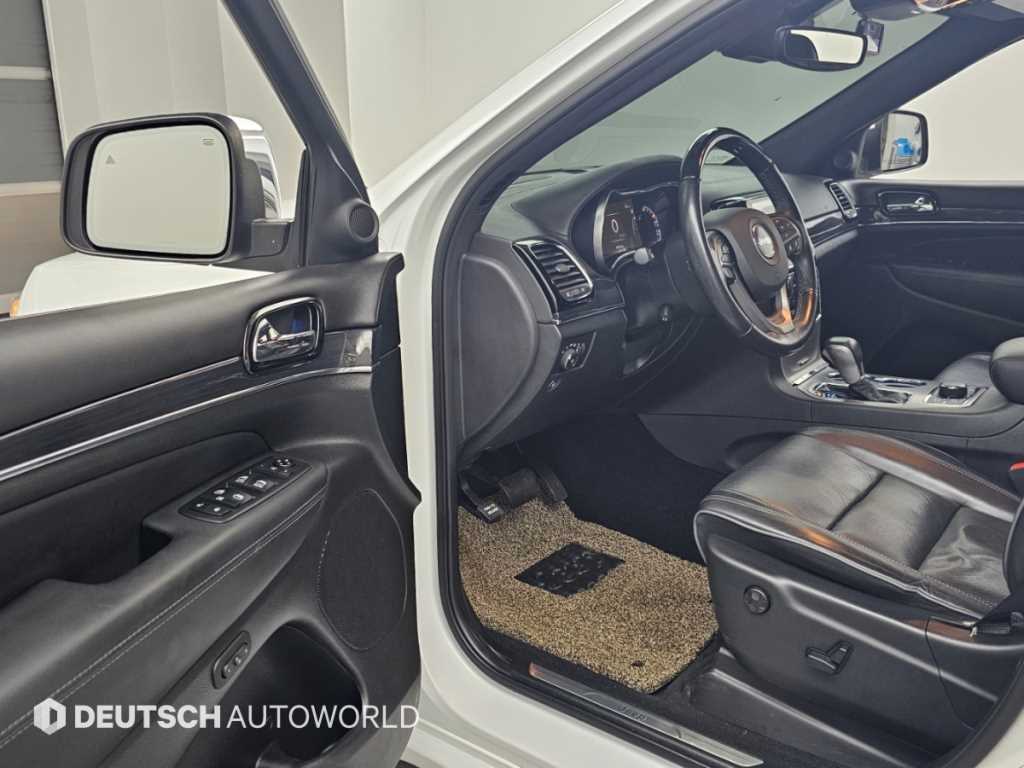 Jeep Cherokee — photo 11