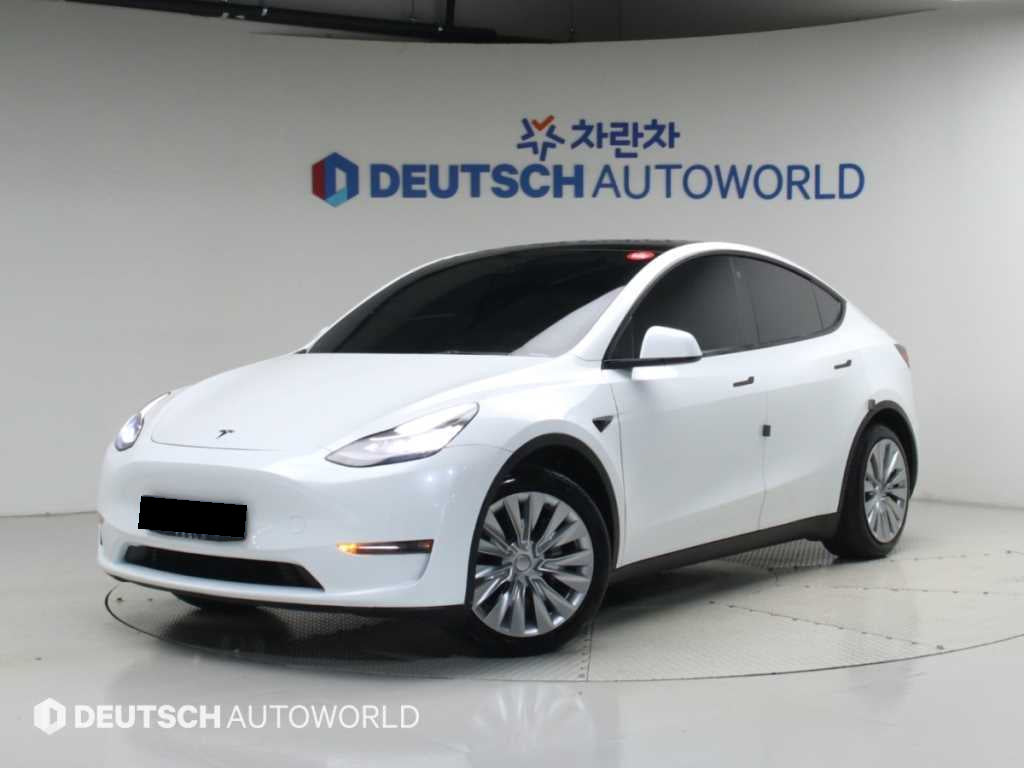 Tesla Model Y — photo 01