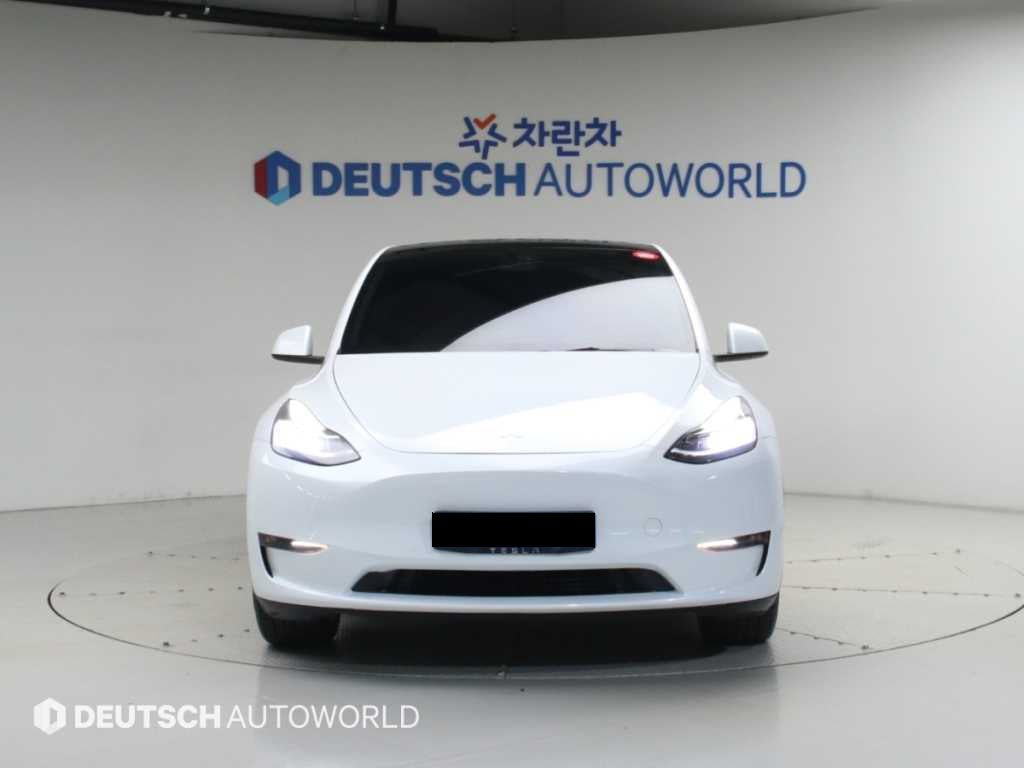 Tesla Model Y — photo 03