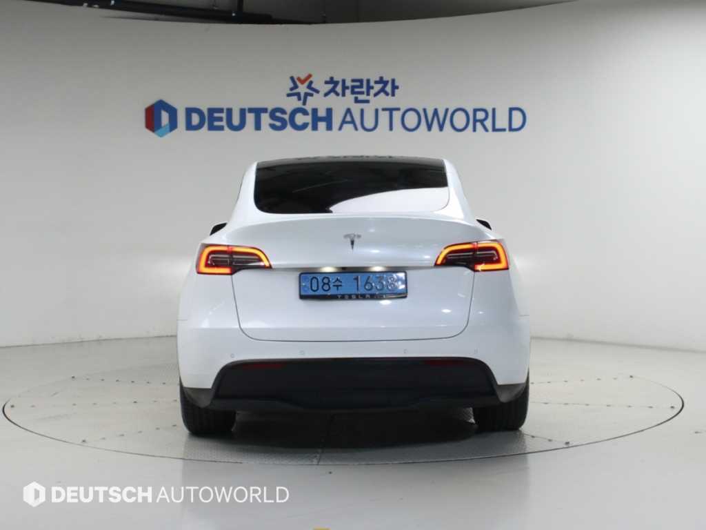 Tesla Model Y — photo 04