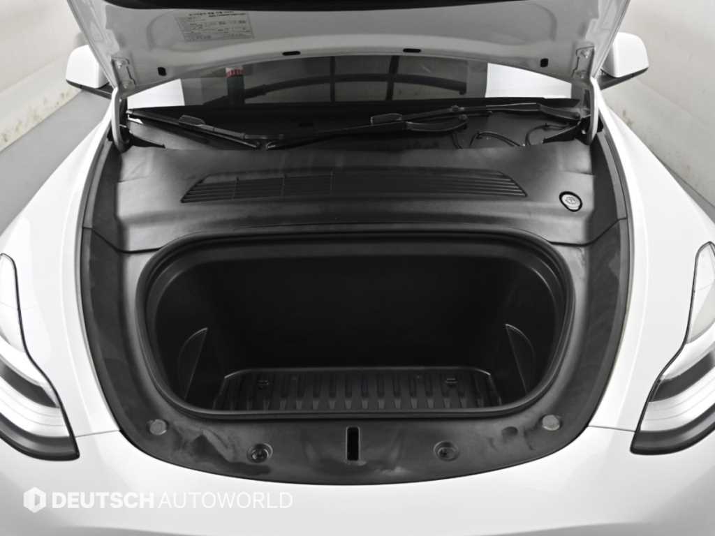Tesla Model Y — photo 06