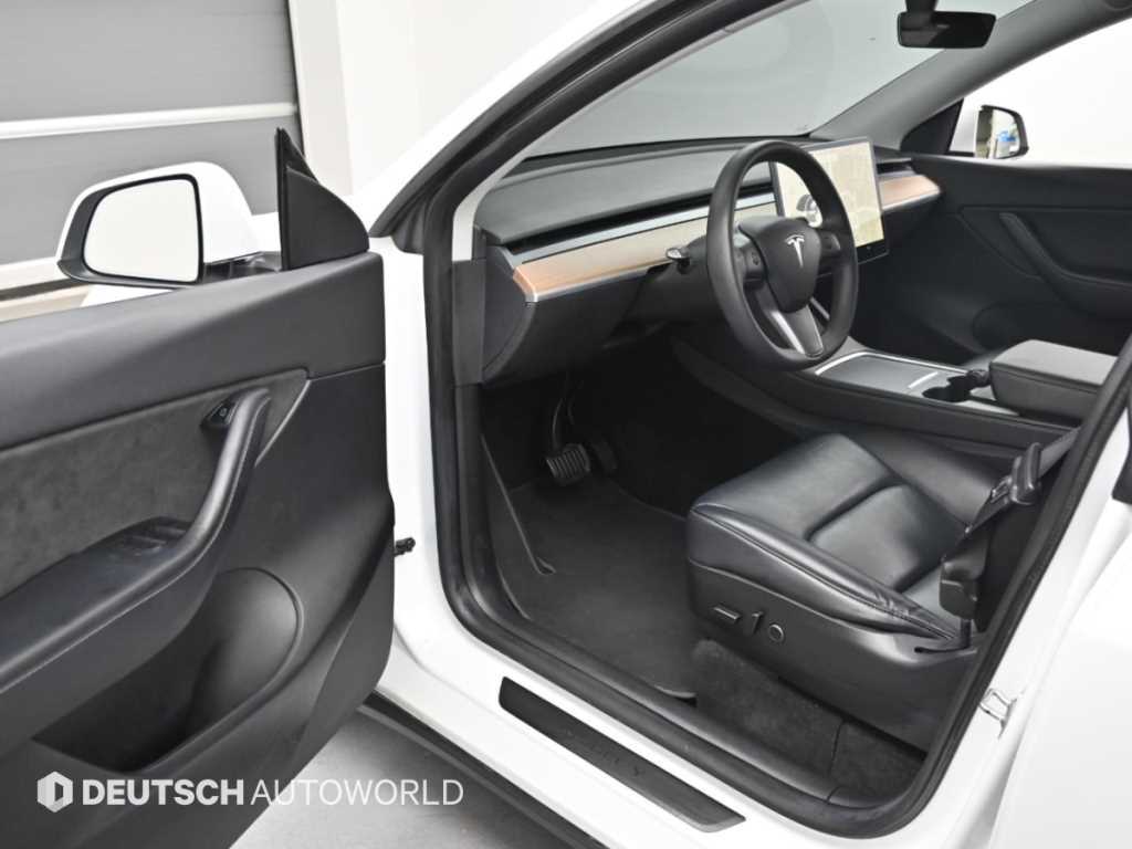 Tesla Model Y — photo 11