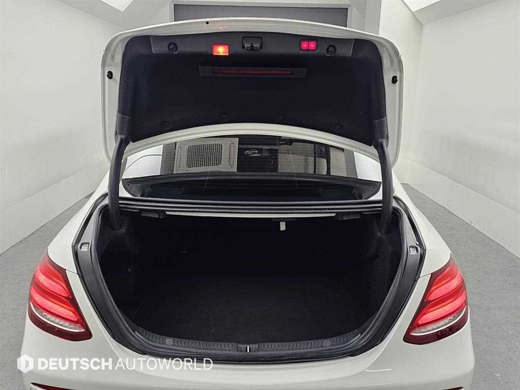 Mercedes-Benz E-Class — photo 19
