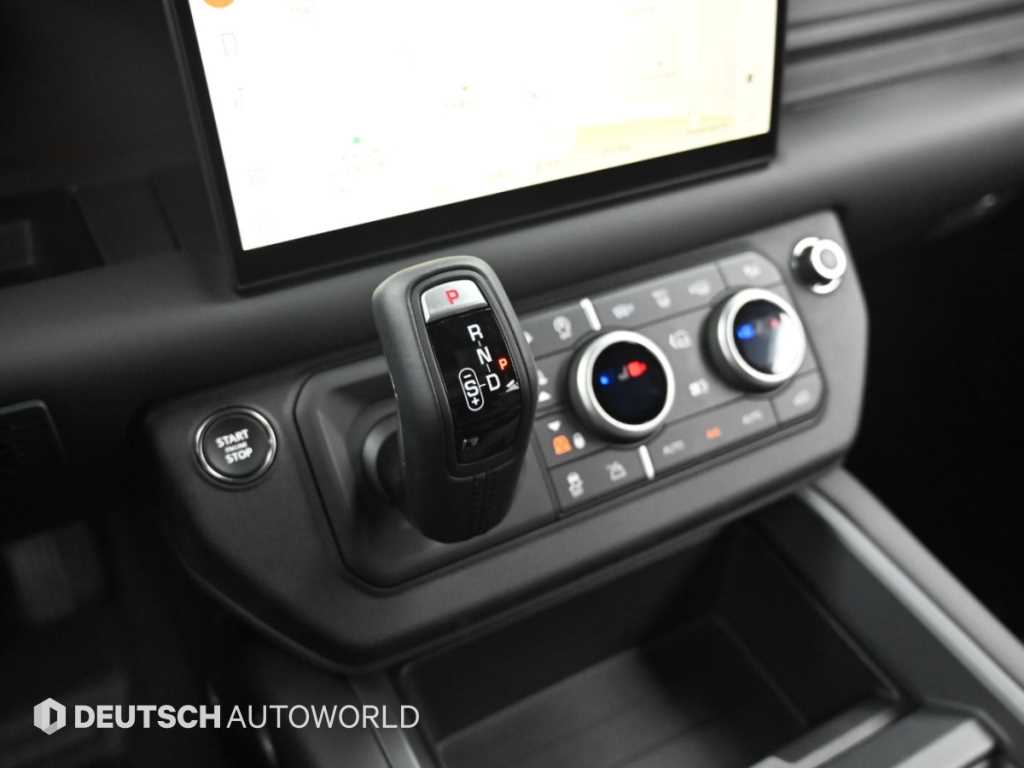 Land Rover Defender — photo 10