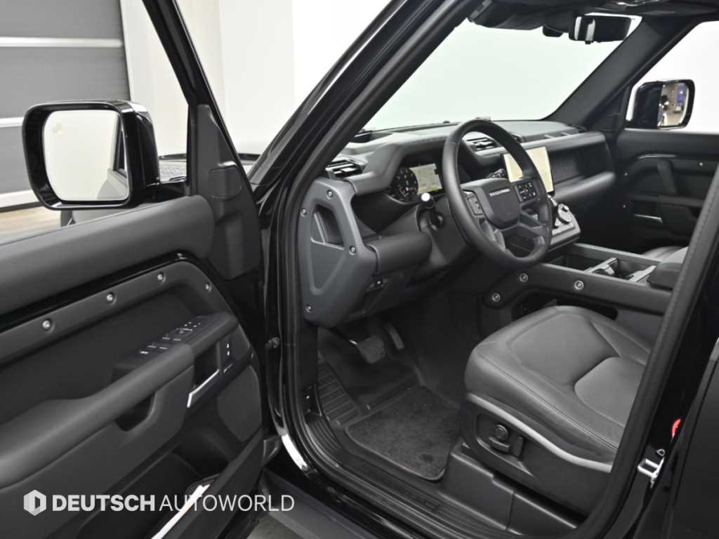 Land Rover Defender — photo 12