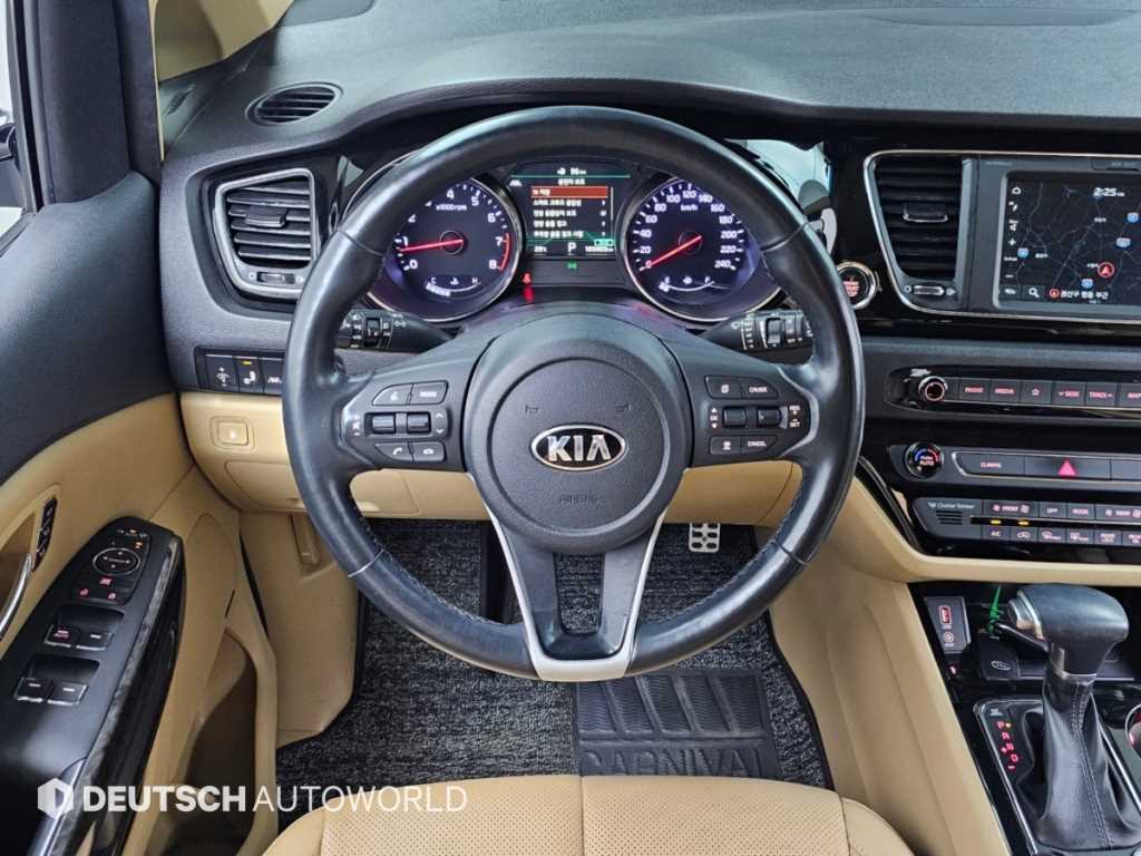 Kia Carnival — photo 13