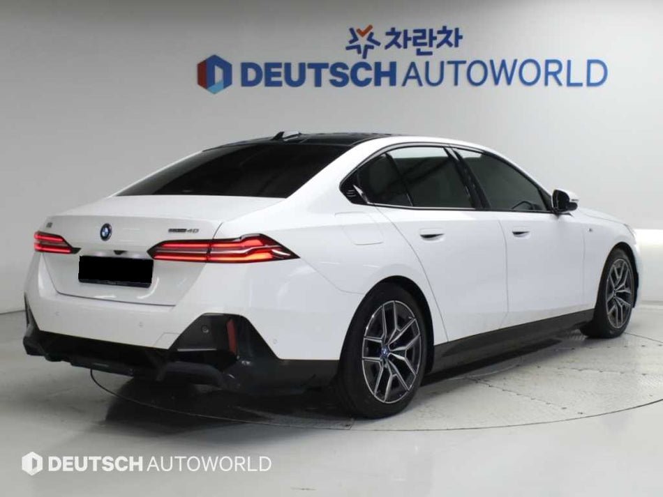 BMW i5 — photo 02