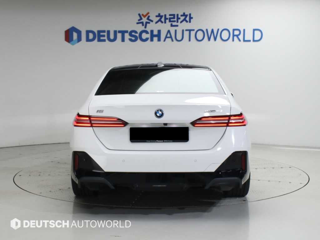 BMW i5 — photo 04