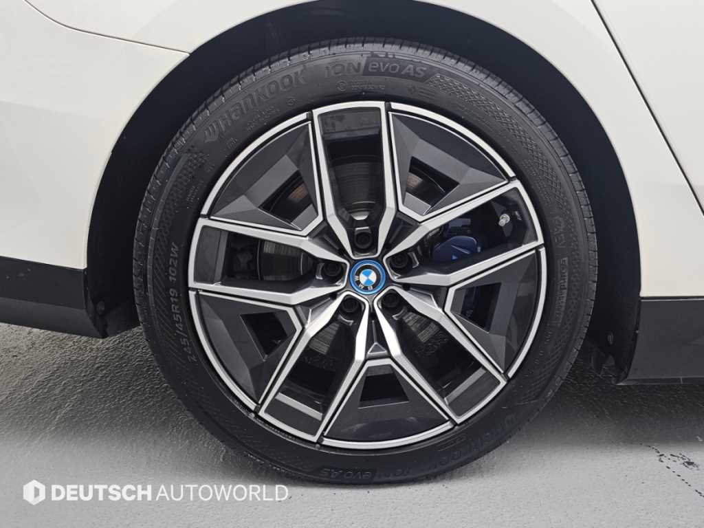 BMW i5 — photo 05