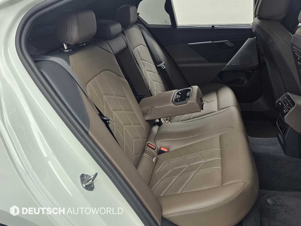 BMW i5 — photo 12