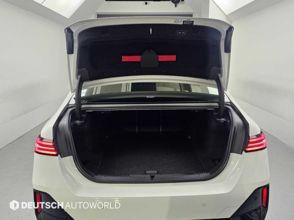 BMW i5 — photo 19