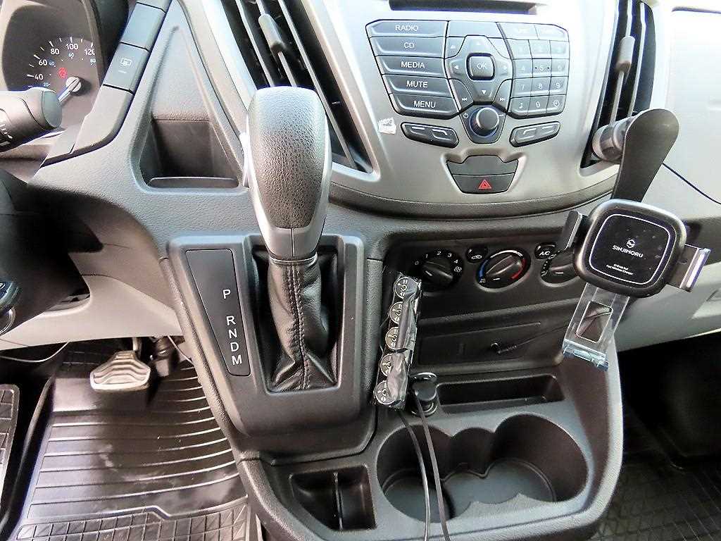 Ford Transit — photo 11