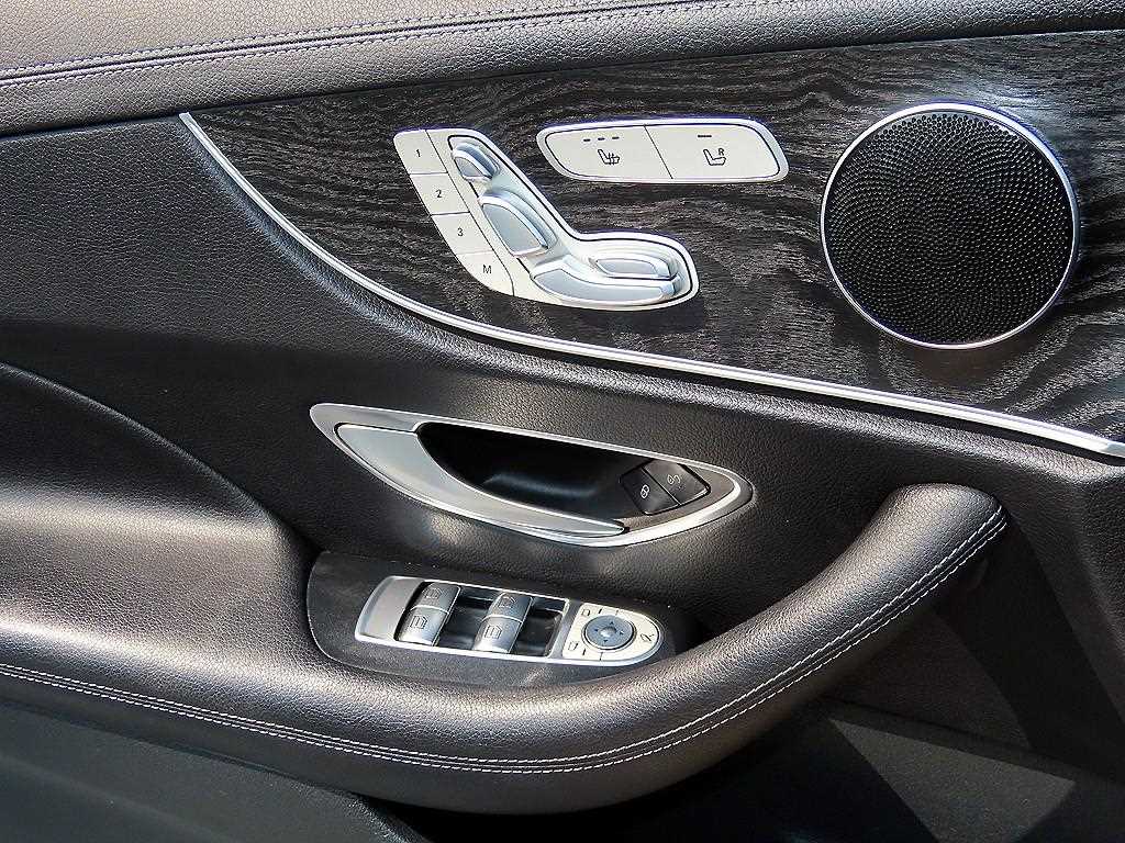 Mercedes-Benz E-Class — photo 12