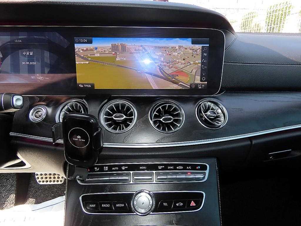 Mercedes-Benz E-Class — photo 15