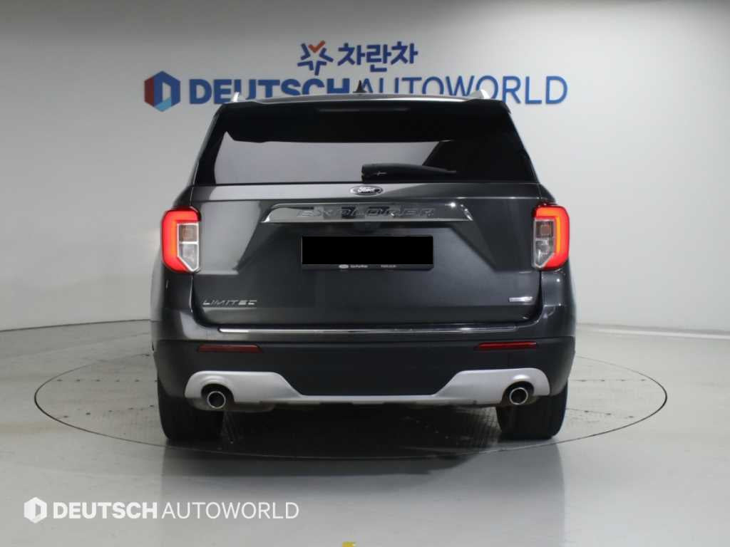Ford Explorer — photo 04