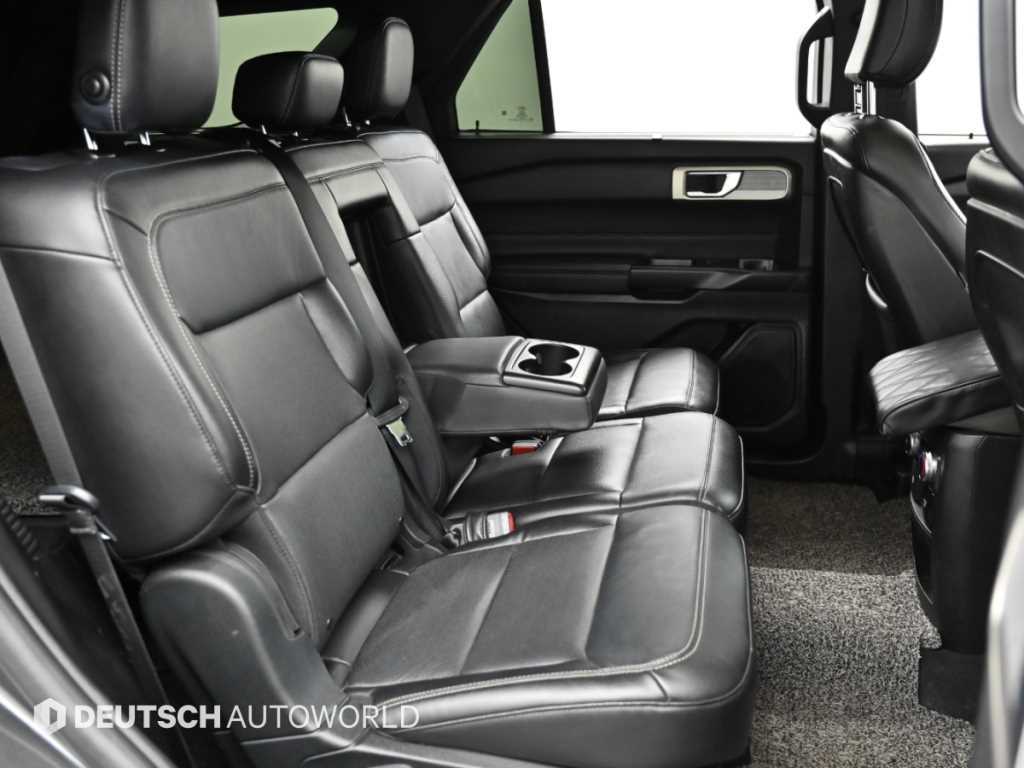 Ford Explorer — photo 12