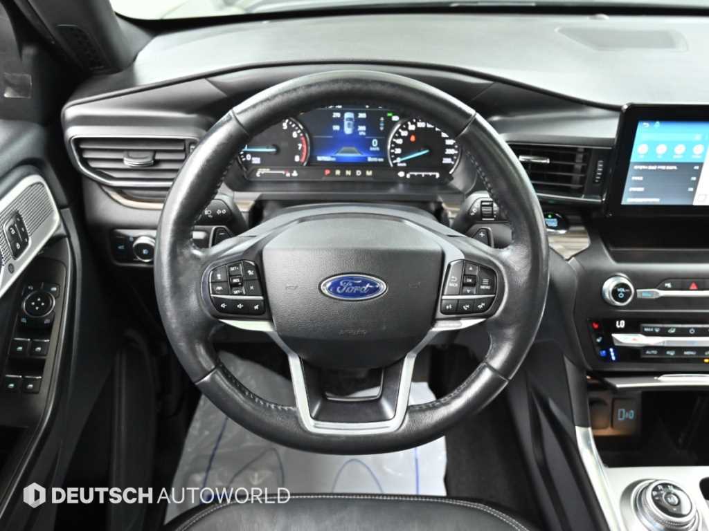 Ford Explorer — photo 13