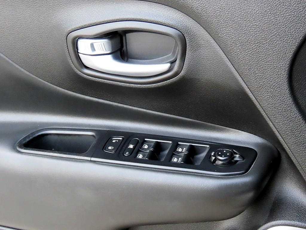 Jeep Renegade — photo 11