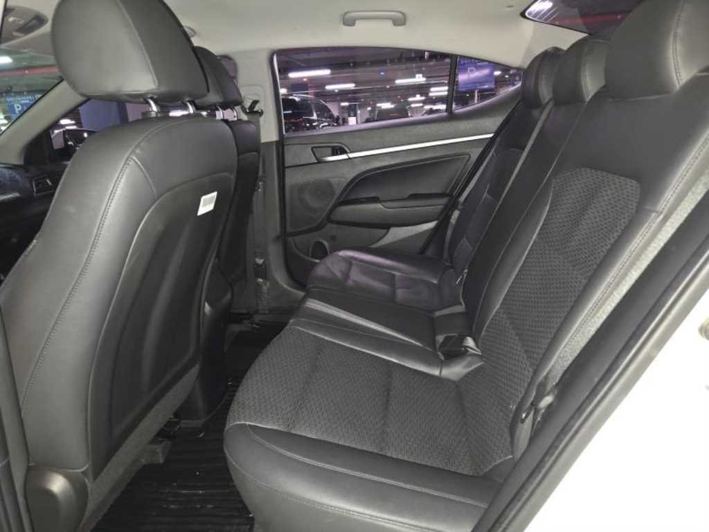 Hyundai Avante — photo 08