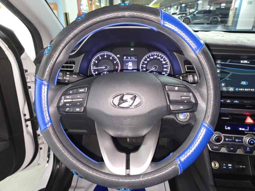 Hyundai Avante — photo 09
