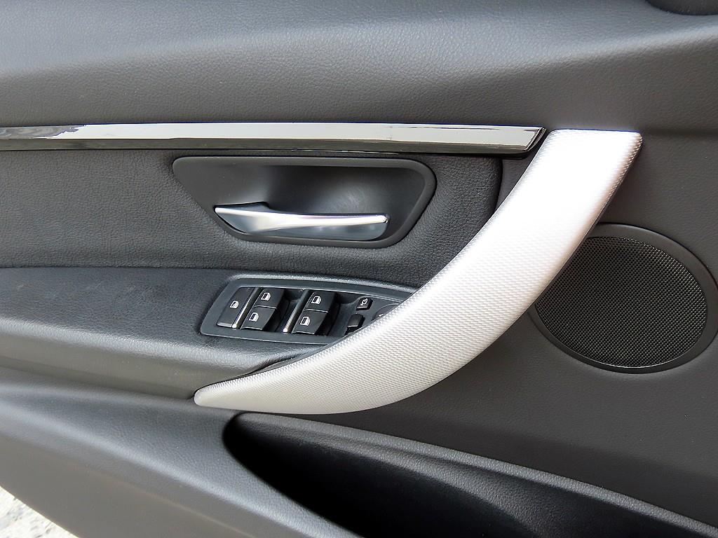 BMW 3-Series — photo 12