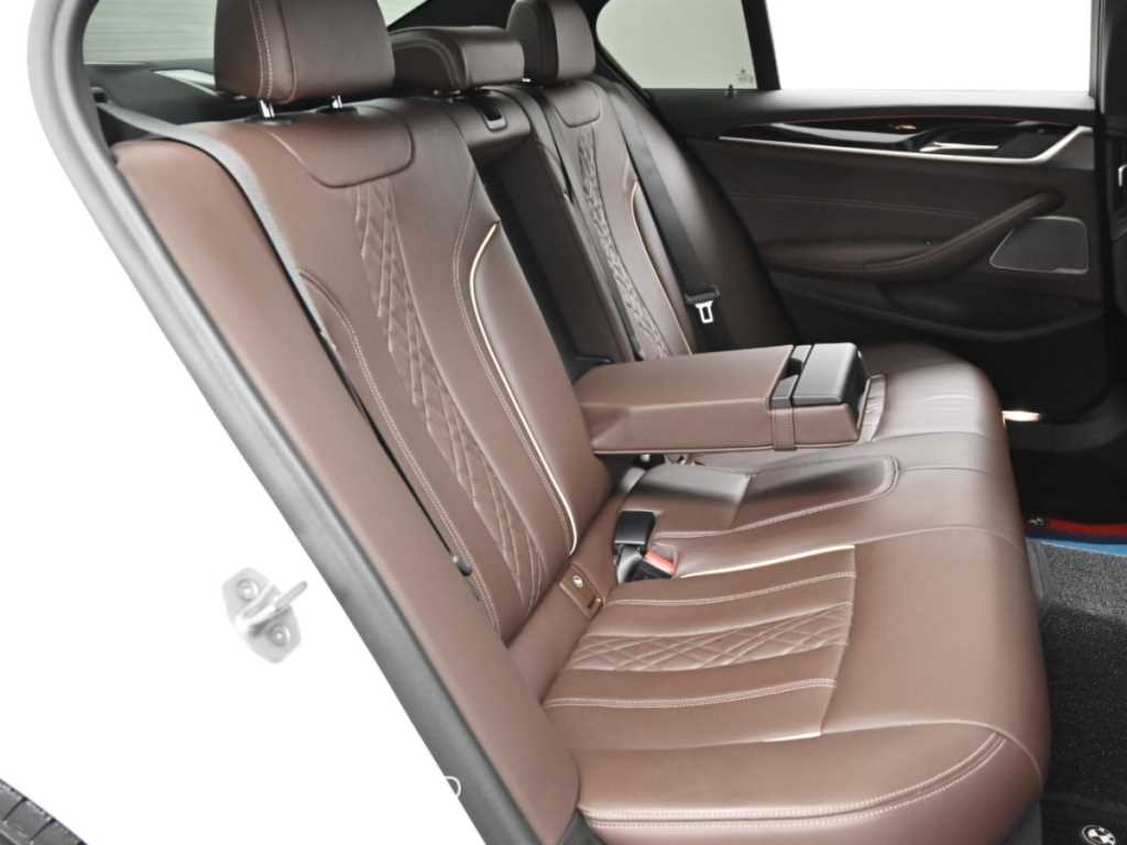 BMW 5-Series — photo 12