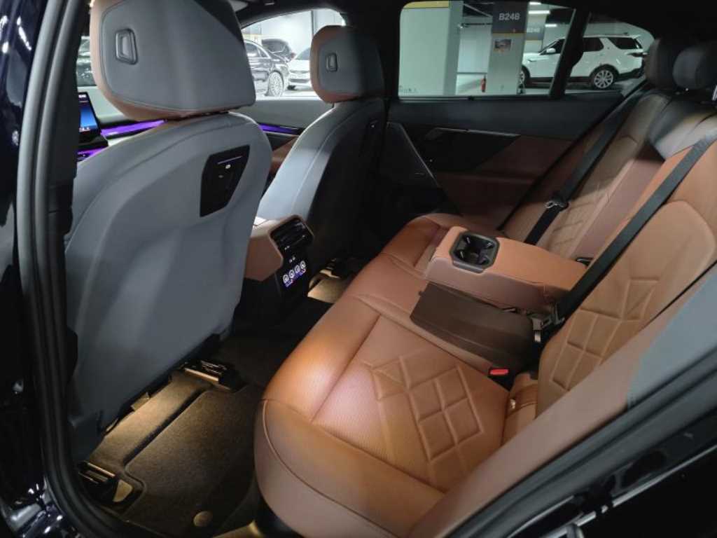 BMW 5-Series — photo 06