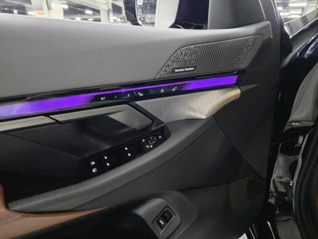 BMW 5-Series — photo 10