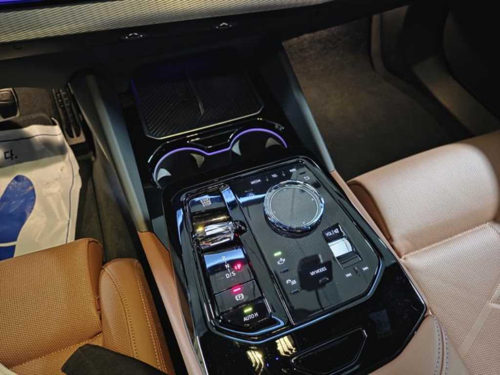 BMW 5-Series — photo 12