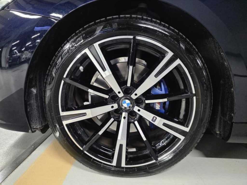 BMW 5-Series — photo 18