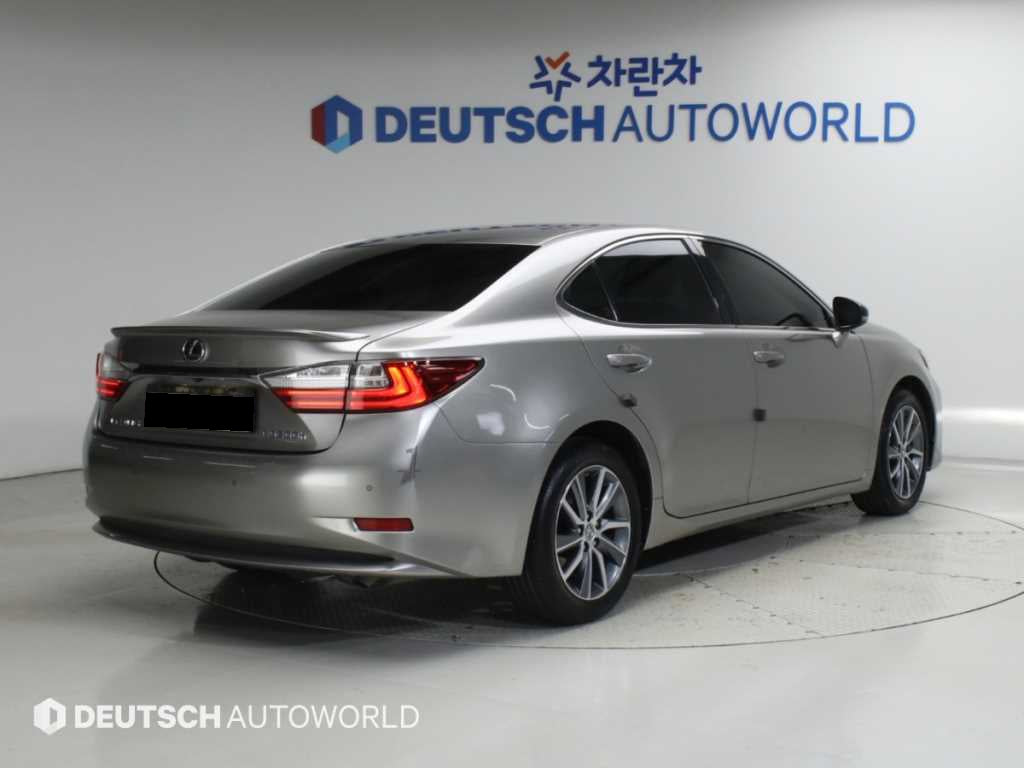 Lexus ES — photo 02