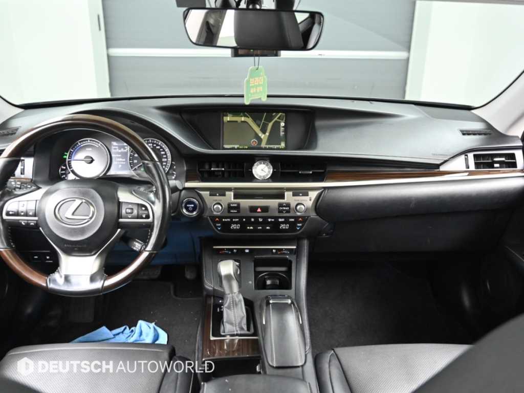 Lexus ES — photo 07