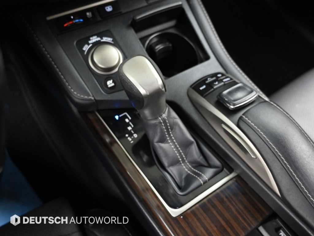 Lexus ES — photo 09