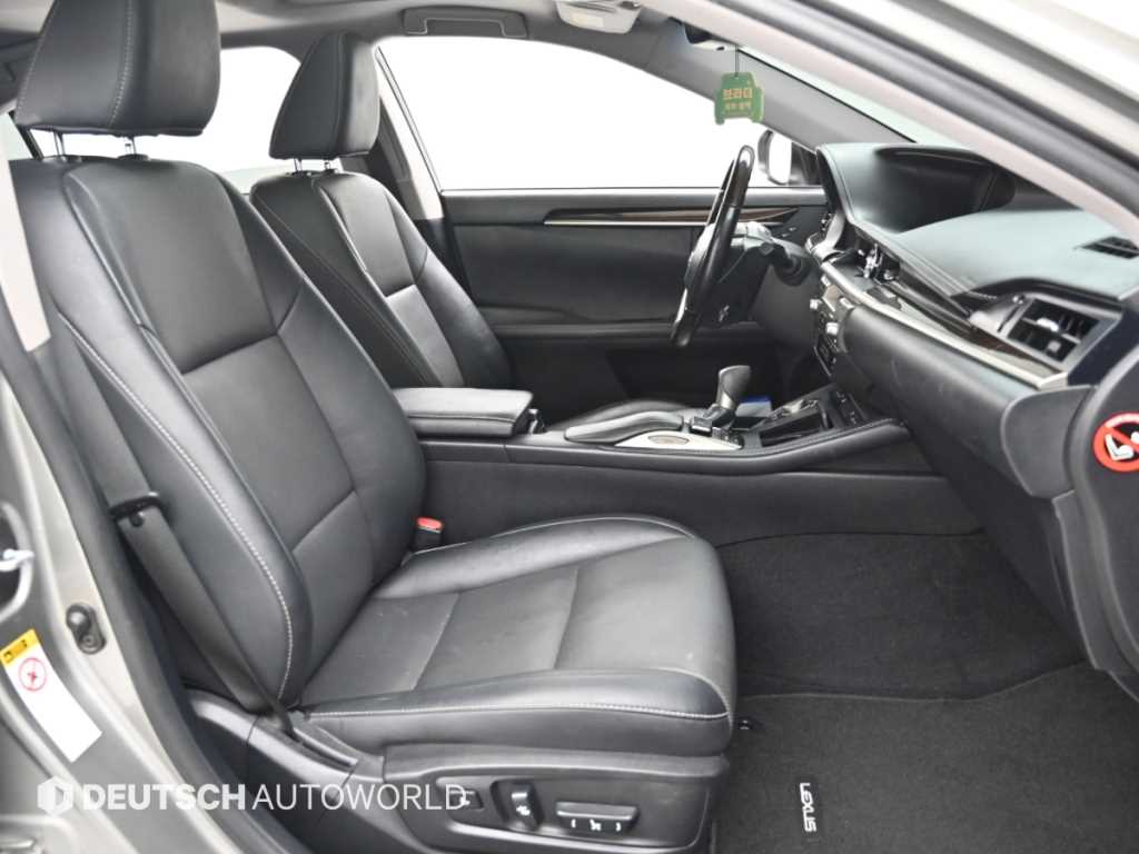 Lexus ES — photo 10