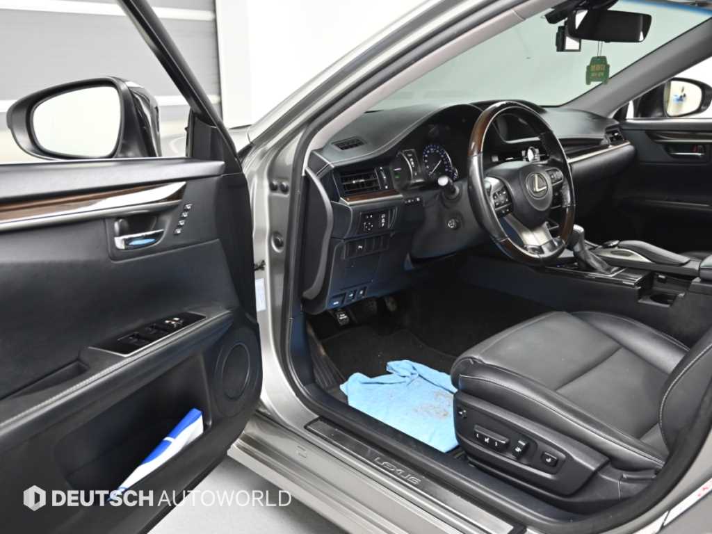 Lexus ES — photo 11