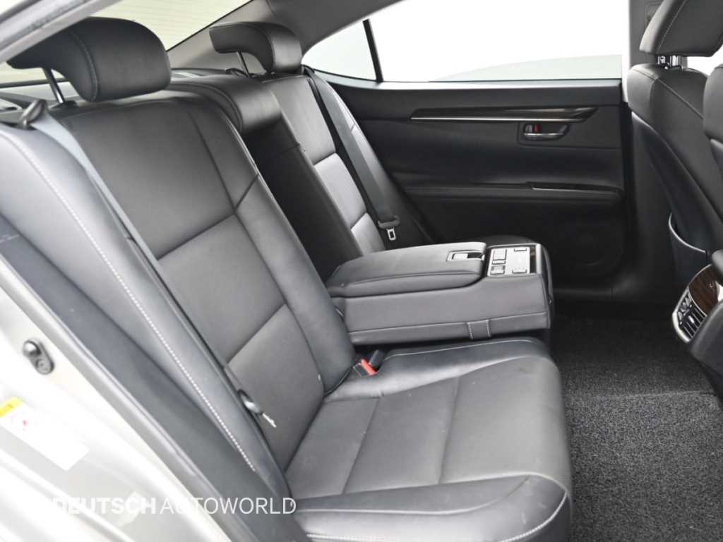 Lexus ES — photo 12