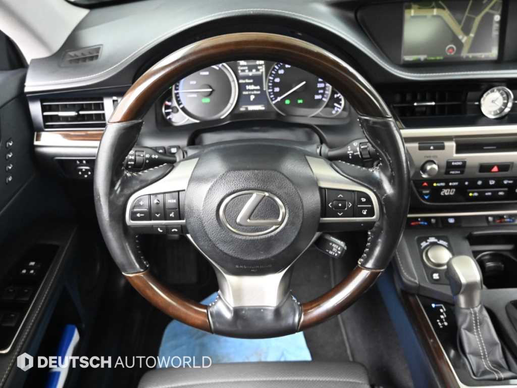Lexus ES — photo 13