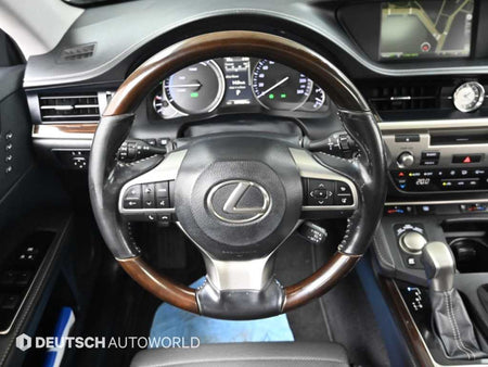 Lexus ES — photo 13