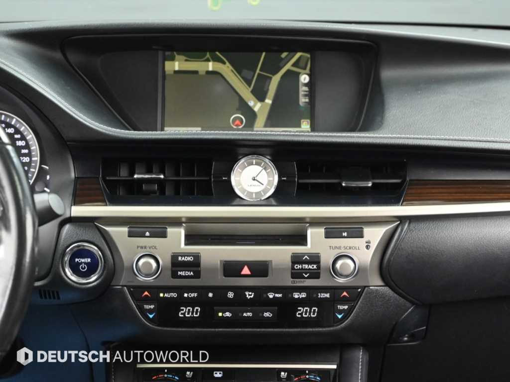 Lexus ES — photo 14