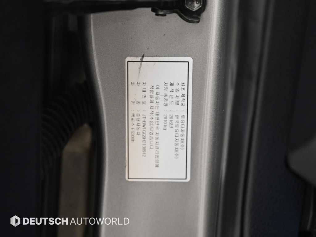 Lexus ES — photo 20