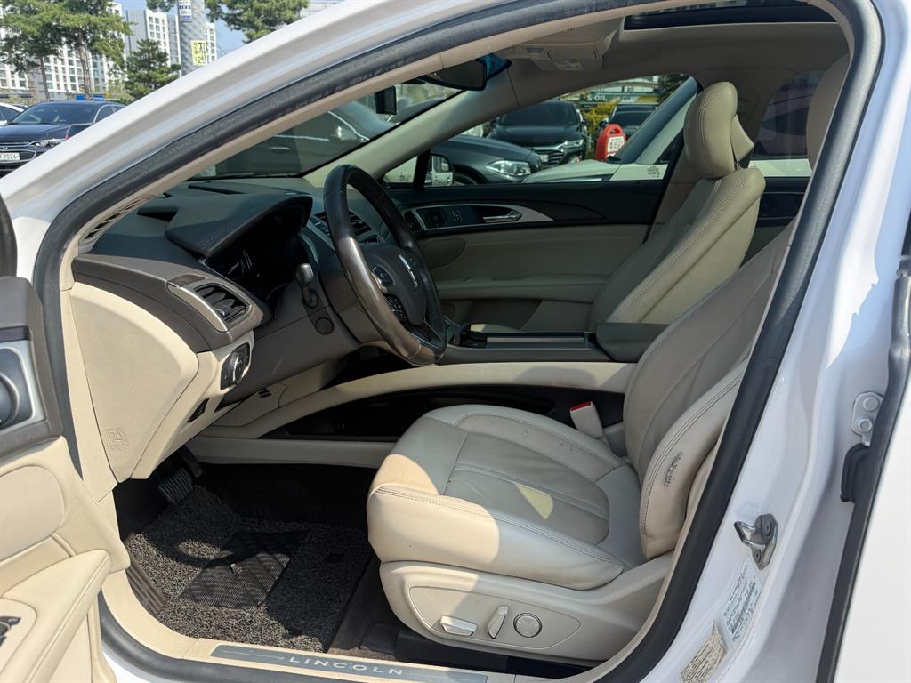Lincoln MKZ — photo 05