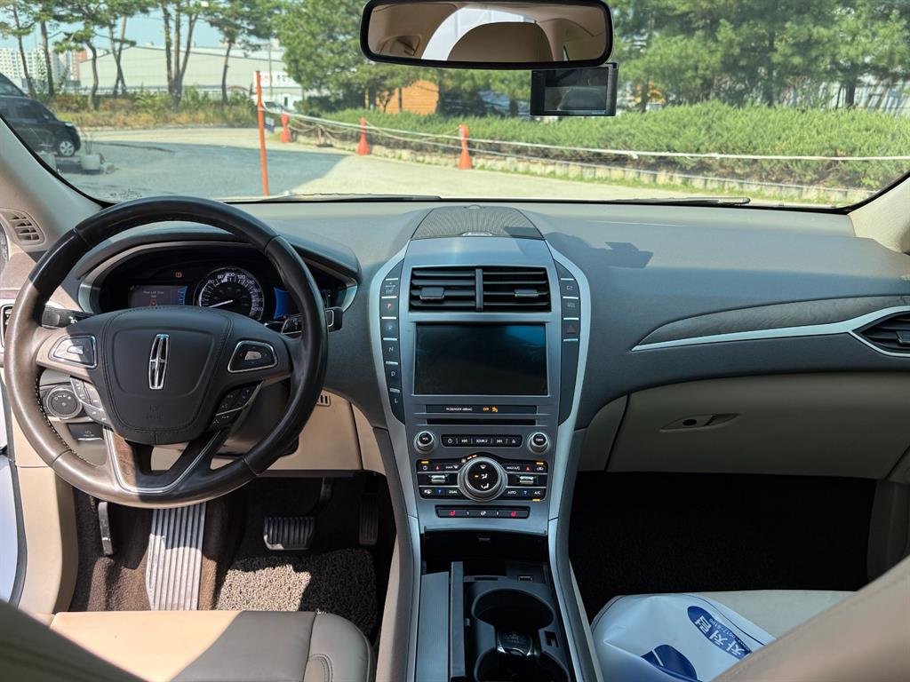 Lincoln MKZ — photo 07