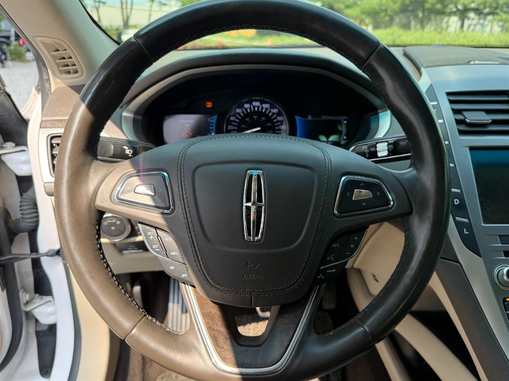 Lincoln MKZ — photo 08